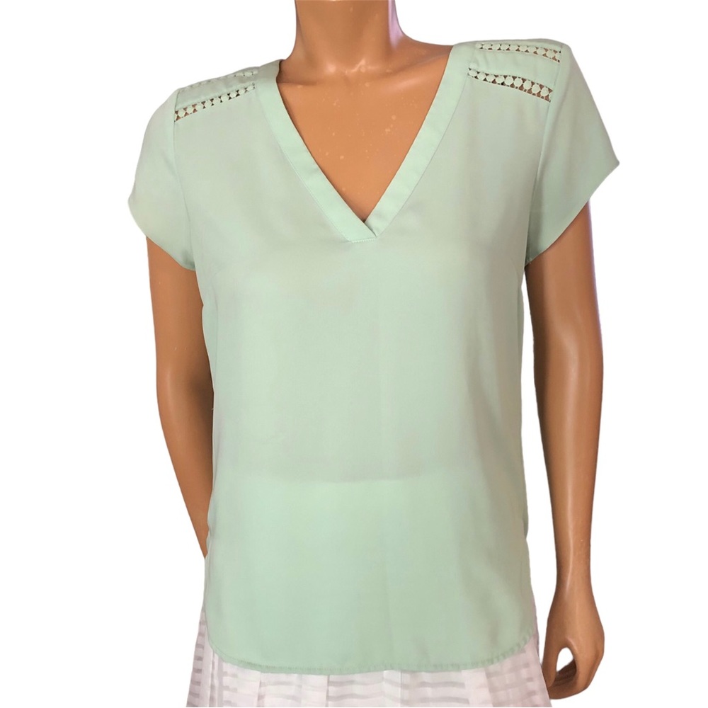 H&M Light Mint Green V-Neck Blouse High Low Hem Size 10.